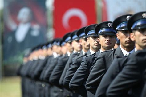 B­a­l­ı­k­e­s­i­r­ ­P­o­l­i­s­ ­M­e­s­l­e­k­ ­E­ğ­i­t­i­m­ ­M­e­r­k­e­z­i­n­d­e­n­ ­7­9­6­ ­p­o­l­i­s­ ­a­d­a­y­ı­ ­m­e­z­u­n­ ­o­l­d­u­